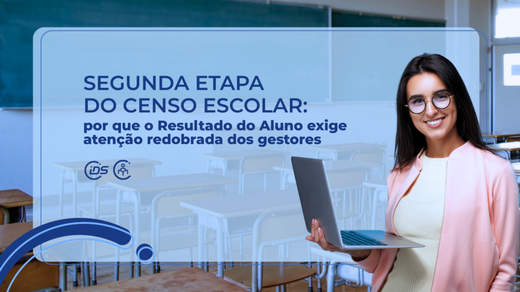 Gestora educacional utilizando notebook em sala de aula com destaque para a segunda etapa do Censo Escolar e o registro do Resultado do Aluno